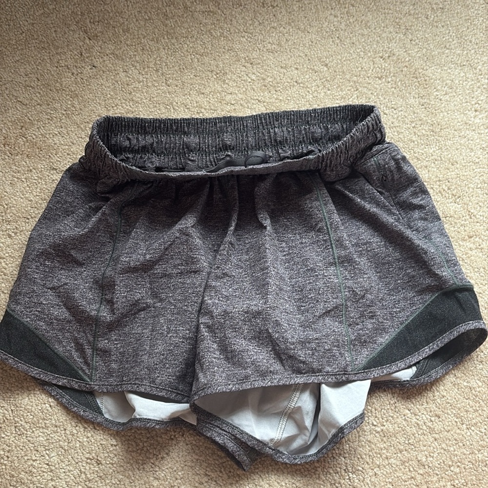 lululemon grey hotty hot shorts length 4 size 4 great quality - Picture 5 of 5